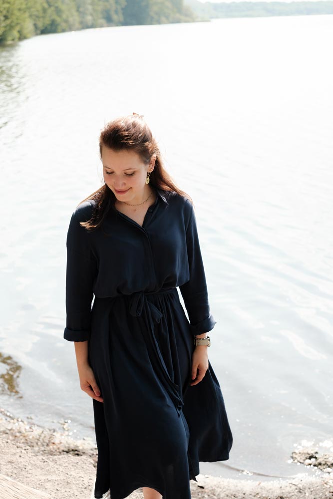 Portrait de Gwenaëlle Dhé, marchant au bord d'un lac.